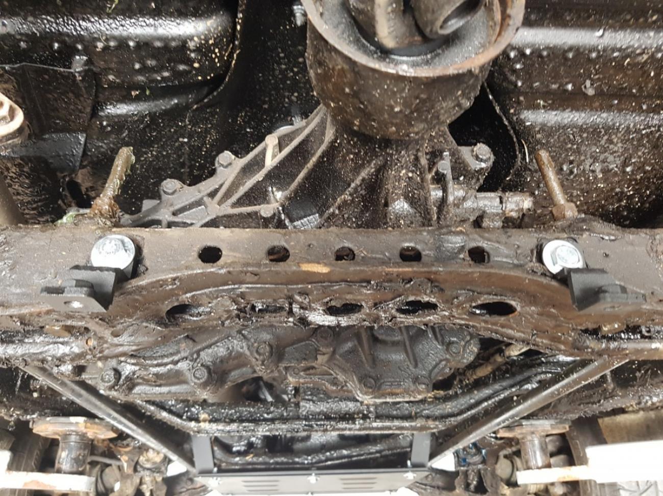Gearbox skid plate Nissan Terrano II - 4